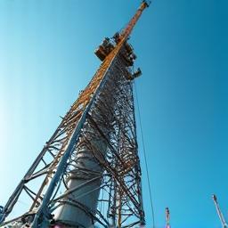 Blick auf einen hohen Mobilfunkturm während der Bauphase
